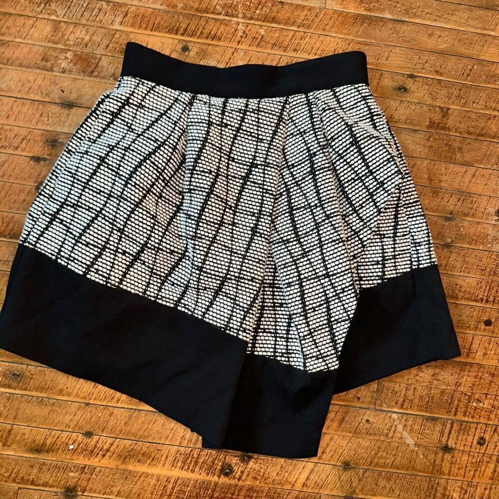 Banana Republic black & white asymmetrical 2P skirt